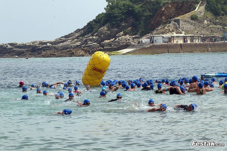 ESTALKI colabora con el deporte popular patrocinando la 3ª edición de la TRIATLÓN DONOSTRIKU, organizada en la playa de Ondarreta.